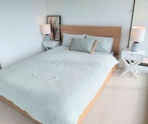 Modern 5-Guest Pool Retreat for Family & Business