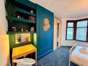 Toronto House 6 BR Long Stays