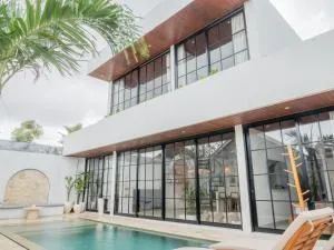 The Ultimate Villa - 8BR Villa in Berawa with Cook - Badung