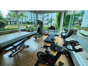 1BR Condo w Balcony near NAIA, Casino, Newport