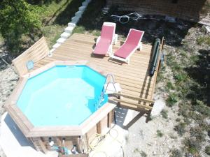 Chalet sur pilotis avec piscine privée