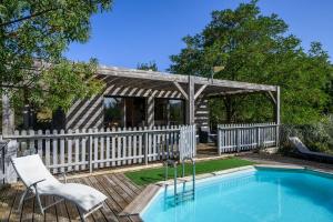 Maisons de vacances Lodge milieu - Piscine privee Terrasse - : photos des chambres