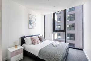Modern Nomads Stylish Minimalist 2BR Walk to Garden & QV Market