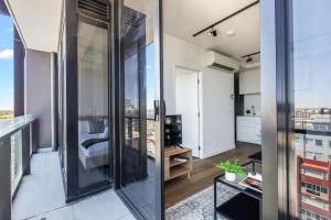 Modern Nomads Stylish Minimalist 2BR Walk to Garden & QV Market