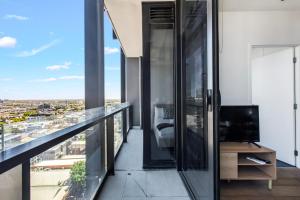 Modern Nomads Stylish Minimalist 2BR Walk to Garden & QV Market