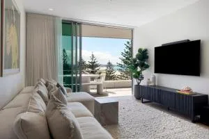Beachfront Escape Kirra Ocean views Sleeps 6 - Coolangatta