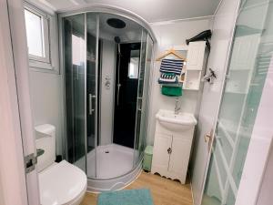 AAK cabin - standalone riverfront cabin