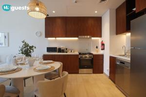 HiGuests - Elegant 1BR Retreat with Sea View in La Rive