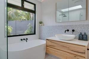 Chic 3BR in Gold Coast Steps from the Beach