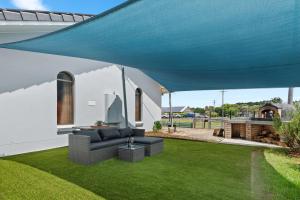 Sea Breeze on Gibbon - Walk to the Beach and the Bowlo