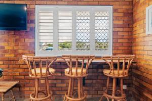 Sea Breeze on Gibbon - Walk to the Beach and the Bowlo