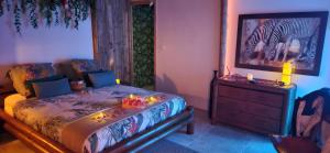 Love hotels Gites Mas des rochers - Case bambou avec Spa : photos des chambres
