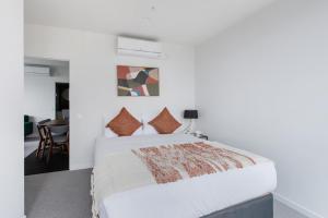 Modern Nomads Trendy 2BR Melbourne Central Skyline Near Station