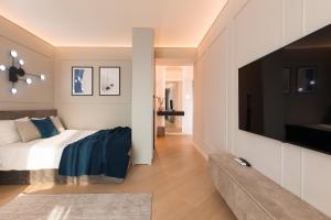 Modern Studio with Balcony in Cortina North