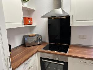 Möblierte Wohnung mit ruhiger Terrasse in bester Lage für Feriengäste und beruflich Reisende AW12A-I