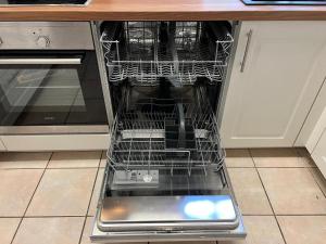 Möblierte Wohnung mit ruhiger Terrasse in bester Lage für Feriengäste und beruflich Reisende AW12A-I