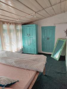The Nook, Sainj