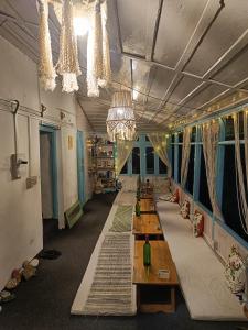 The Nook, Sainj