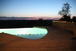 Maisons de vacances Les maisons d-en haut & Piscine a debordement chauffee : photos des chambres