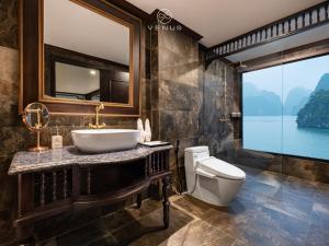 Suite có giường cỡ King với ban công (King Suite with Balcony)