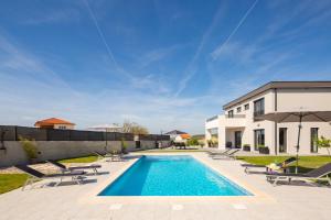 Villa Lacus in Vrana with pool