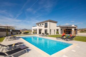 Villa Lacus in Vrana with pool