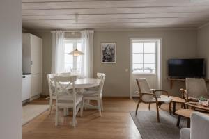 Three-Bedroom Apartment (5 Adults) room in MårtenLiens Gård