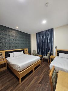Economy Triple Room room in Cromwell International Hotel