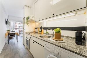 Salou Seafront! Private Terrace - AC & WiFi