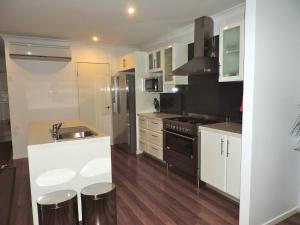 2 bedroom apartment in leafy suburb