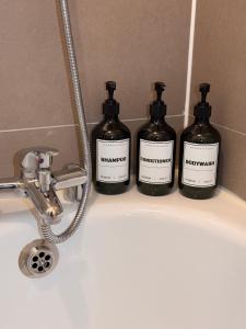 Stylish studio - private bathroom, 15mins to Central London!