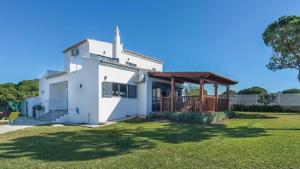 Villa Oasis 4-Bedroom Retreat with Pool in Vilamoura