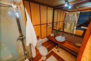 Yathra Houseboat