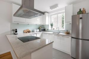 Notting Hill-Opulent Bright Two Bedroom