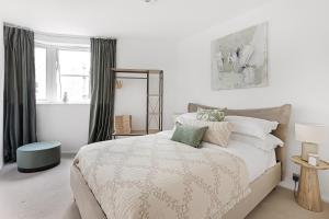 Notting Hill-Opulent Bright Two Bedroom