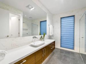 Summerland luxury house in Broadbeach Waters