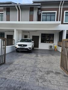 Homestay Iris Puncak Alam l Bersebelahan Hospital UiTM Puncak Alam l Teres 2 Tingkat