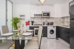 Homesgetaway -Spacious 1BR Apt in Pearlz by Danube