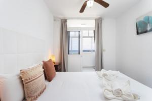 Home2Book Cozy Coastal Duplex & Pool, Caletillas