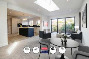 3 Bedroom Bungalow House Short Term Rental & Flexible Renting Lincoln With Free WiFi And Free Parking