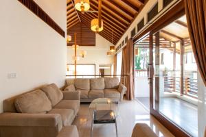 Family Only Villa with Pool & City View - 6BR De Reiz Meily Syariah