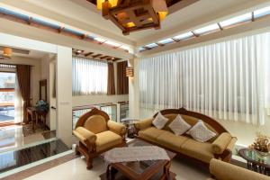 Family Only Villa with Pool & City View - 6BR De Reiz Meily Syariah