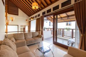 Family Only Villa with Pool & City View - 6BR De Reiz Meily Syariah