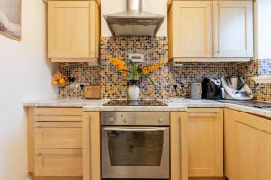 The two bedroom flat with terrace 1 min to Earls Court Station for 5 guests