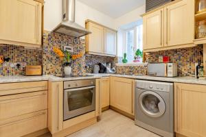 The two bedroom flat with terrace 1 min to Earls Court Station for 5 guests