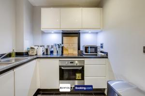 Last-Minute Secure l Sleeps Up to 8 l 2 Bedroom Apt By Capital Retreats Short Lets & Serviced Accommodation London With Balcony, Free WiFi