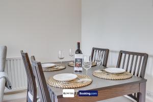 Last-Minute Secure l Sleeps Up to 8 l 2 Bedroom Apt By Capital Retreats Short Lets & Serviced Accommodation London With Balcony, Free WiFi