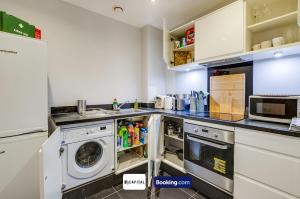 Last-Minute Secure l Sleeps Up to 8 l 2 Bedroom Apt By Capital Retreats Short Lets & Serviced Accommodation London With Balcony, Free WiFi