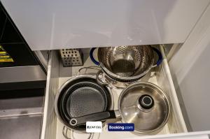 Last-Minute Secure l Sleeps Up to 8 l 2 Bedroom Apt By Capital Retreats Short Lets & Serviced Accommodation London With Balcony, Free WiFi