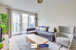 Last-Minute Secure l Sleeps Up to 8 l 2 Bedroom Apt By Capital Retreats Short Lets & Serviced Accommodation London With Balcony, Free WiFi